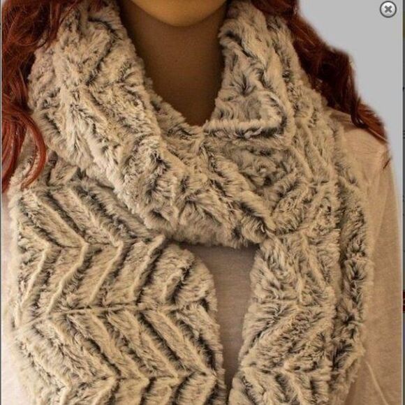 Grey Chevron Super Soft Sherpa Infinity Scarf - Picture 1 of 2